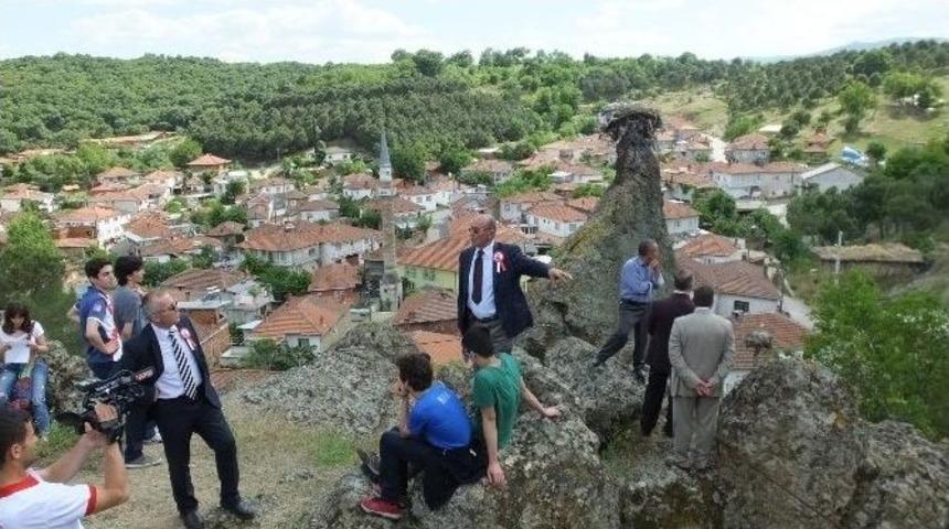 Tehlike Arz Eden Kaya Leylek Yuvası Y&uuml;z&uuml;nden Yıkılamıyor
