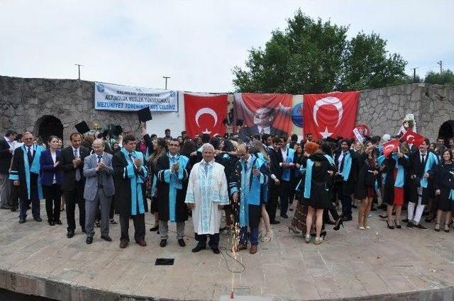 Altınoluk Myo&rsquo;da Mezuniyet Heyecanı Yaşandı 2