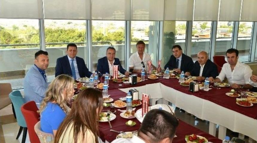 Başkan B&ouml;cek, Konysiad &Uuml;yelerini Ağırladı