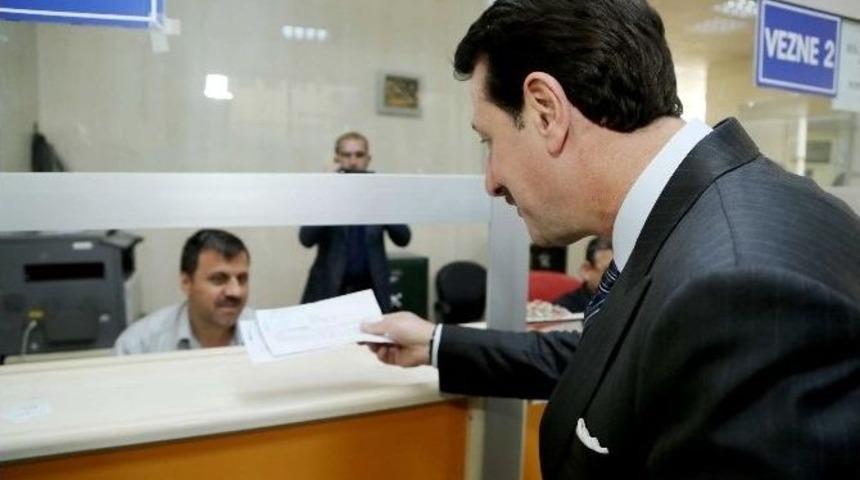 Başkanı Olduğu Belediyede Sıraya Girerek Vergisini &Ouml;dedi