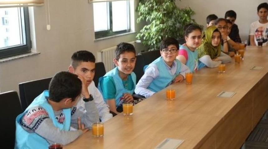 Bilgi Yarışmasında Dereceye Girenler &Ouml;d&uuml;llendirildi