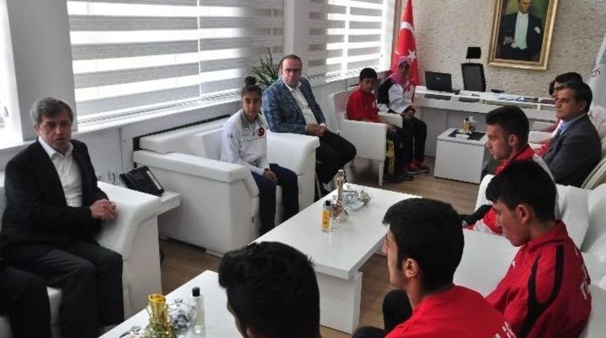 Vali &Ccedil;ınar Milli Sporcuları Altınla &Ouml;d&uuml;llendirdi