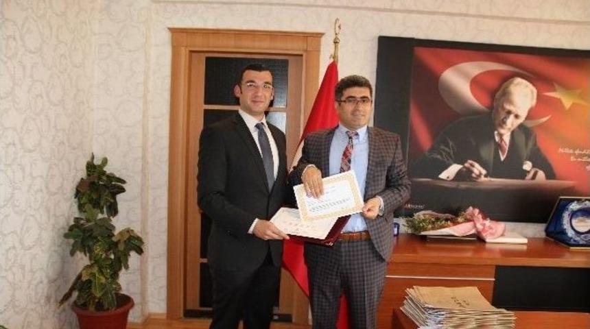 Kaymakam &Ccedil;etin&rsquo;den Başarılı &Ouml;ğretmene Takdir Belgesi
