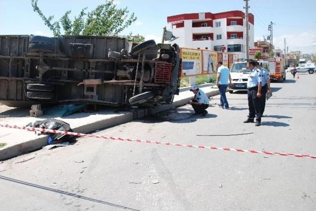 Kamyonet Otomobili Bi&ccedil;ti: 2 &Ouml;l&uuml;, 2 Yaralı