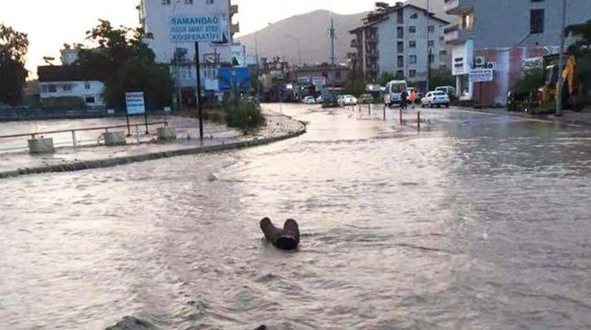 Hatay&rsquo;da Ev Ve İşyerlerini Su Bastı