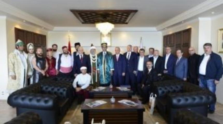 Ahilerden Rekt&ouml;r &Ouml;zer&rsquo;e Ziyaret