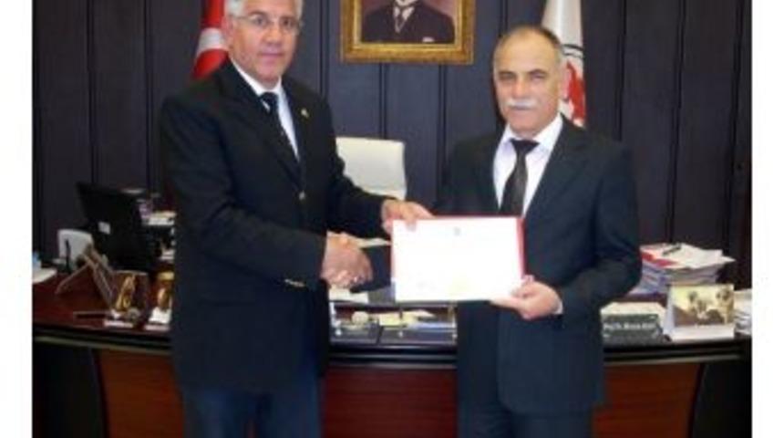 Doktora Diplomasını Rekt&ouml;r Akan&rsquo;dan Aldı