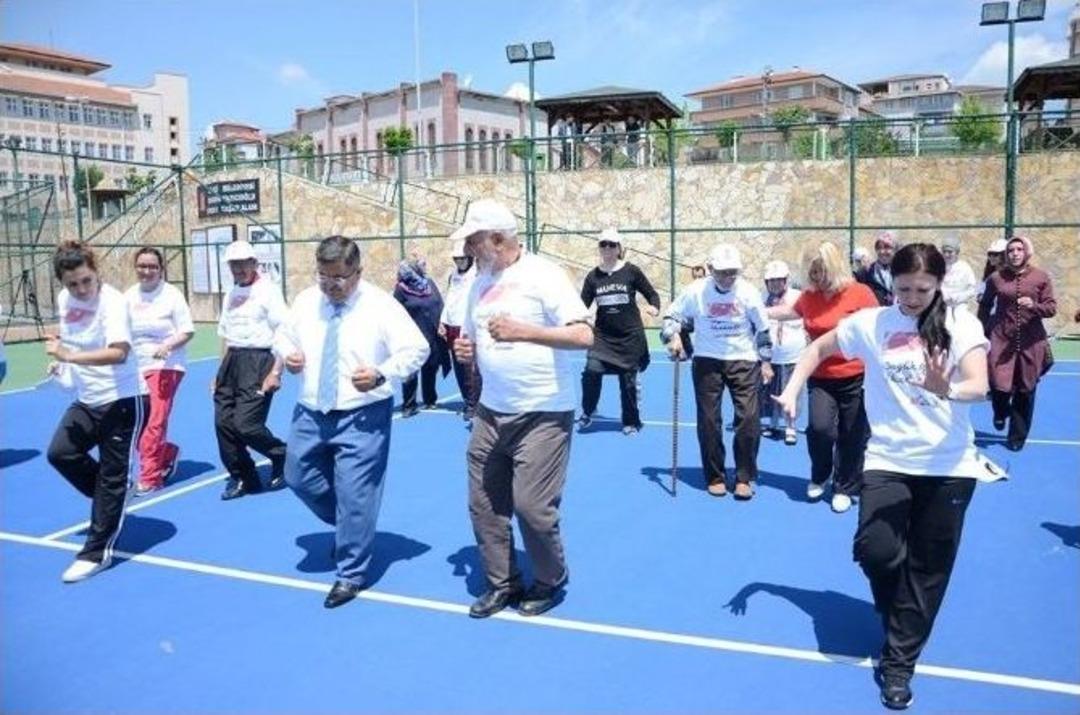 Bastonlu Amca Ve Teyzeler Gen&ccedil;lere Taş &Ccedil;ıkardılar