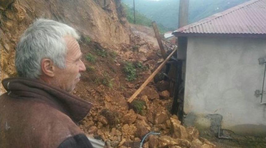 Kaya K&uuml;tleleri Evin Duvarını Yıktı