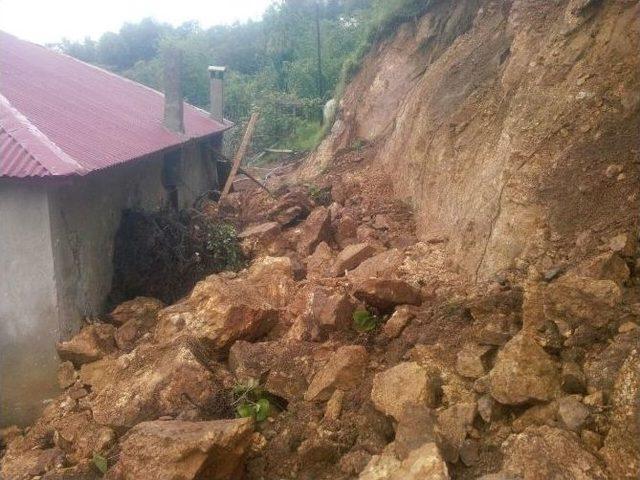 Kaya K&uuml;tleleri Evin Duvarını Yıktı 1