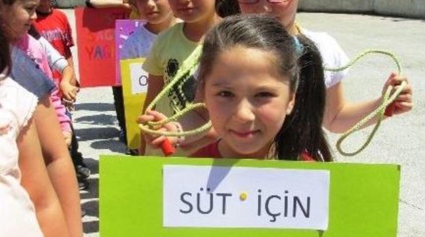 D&uuml;nya S&uuml;t G&uuml;n&uuml; Dolayısıyla Alaplı&rsquo;da &Ouml;ğrencilere S&uuml;t Dağıtıldı