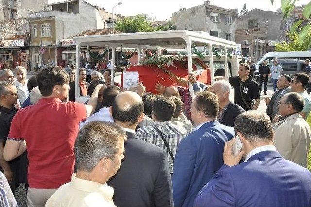 Kalp Krizinden Ölen Savcı Toprağa Verildi