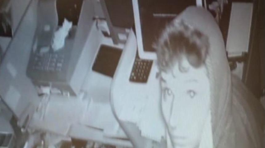 Acemi Hırsızlar G&uuml;venlik Kamerasına Yakalandı