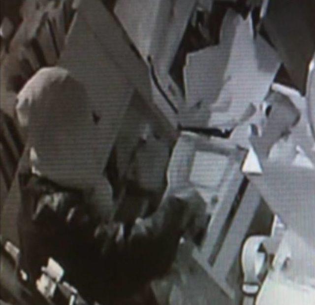 Acemi Hırsızlar Güvenlik Kamerasına Yakalandı