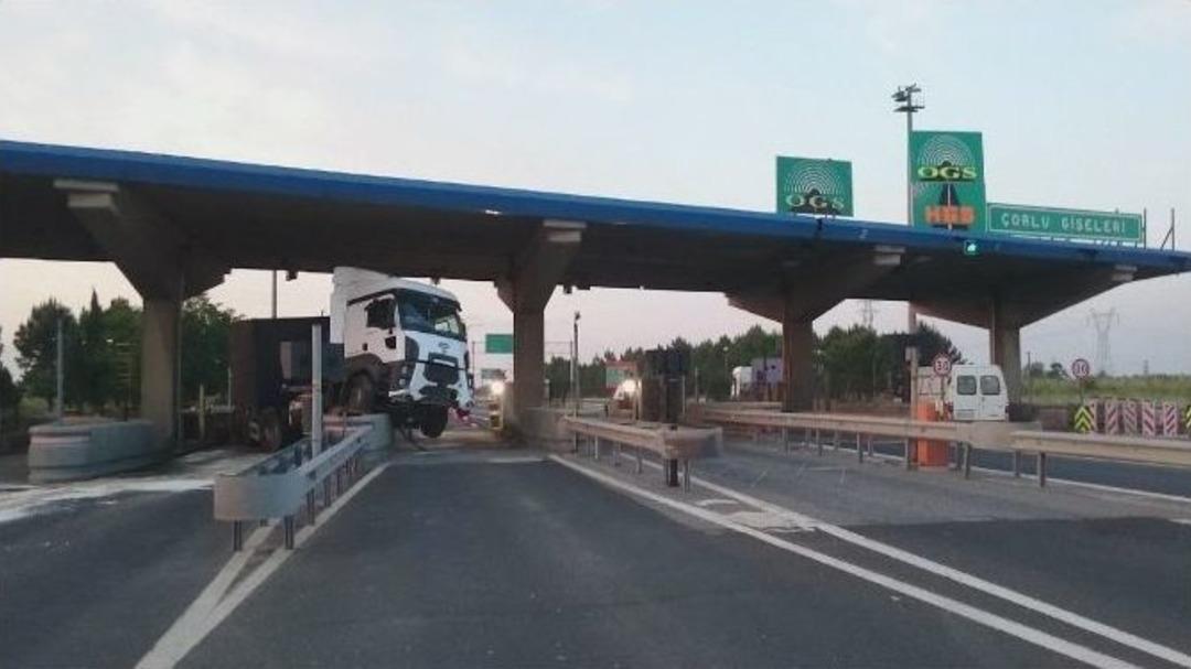 Tem Otoyolu &Ccedil;orlu Gişelerinde Tır Ve Otomobil &Ccedil;arpıştı: 3 Yaralı