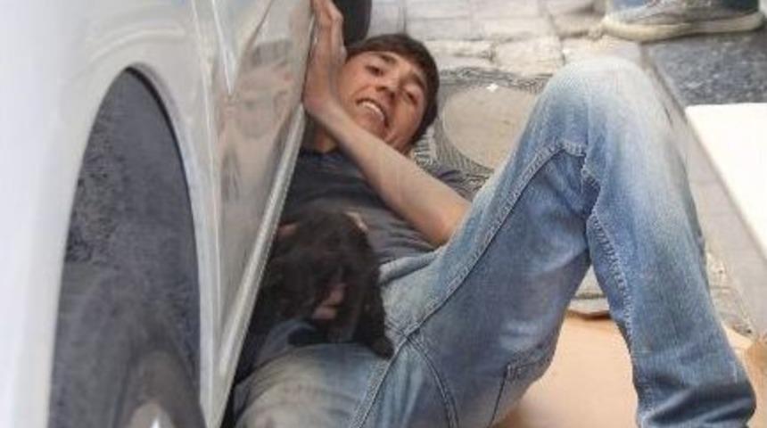 Ara&ccedil;ta Sıkışan Yavru Kedi Uzun Uğraşlar Sonucu Kurtarıldı