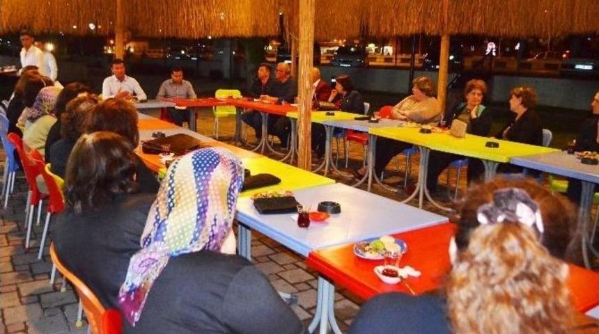 Başkan &Uuml;mmet Akın, Mahalle Sakinleriyle Bir Araya Geldi