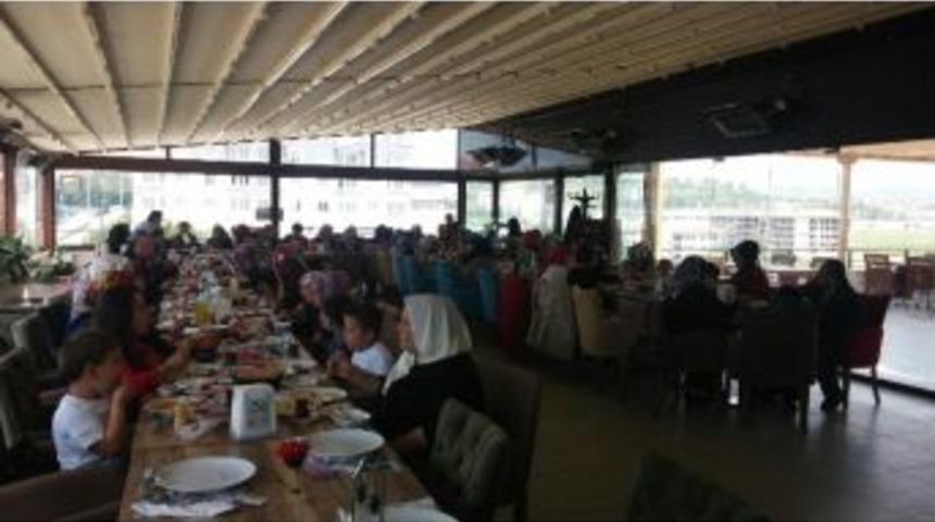 &Ouml;zel &Ccedil;ocuklar Ve Aileleri Kahvaltıda Buluştu