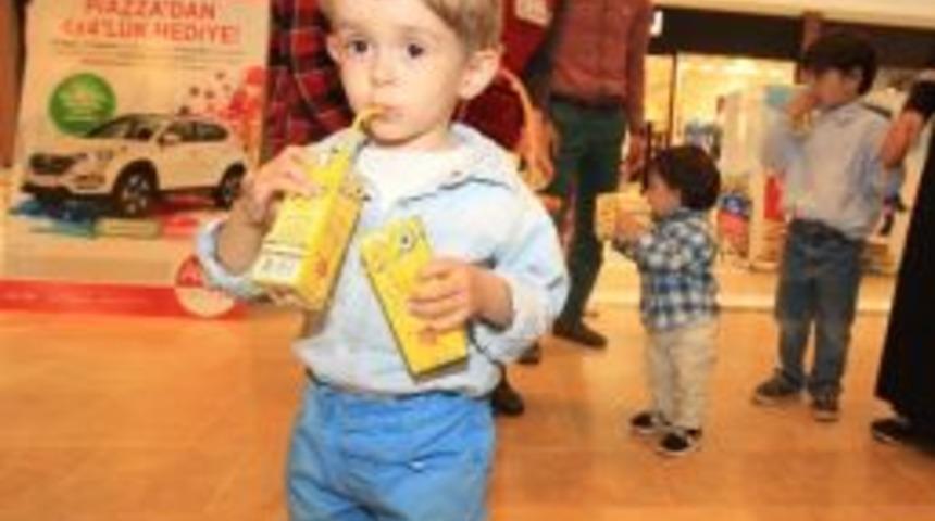 Miniklere S&uuml;t Dağıtıldı