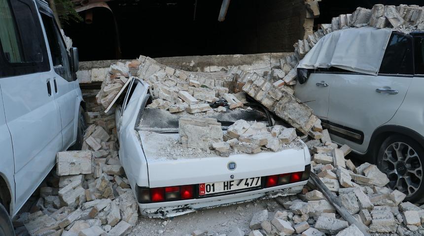 Adana'da fabrika duvarı araçların üzerine çöktü 