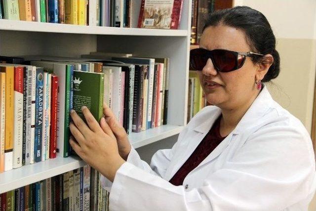 Görme Engelli Memur Çalıştığı Okulun Kütüphanesine Kitap Bekliyor 2