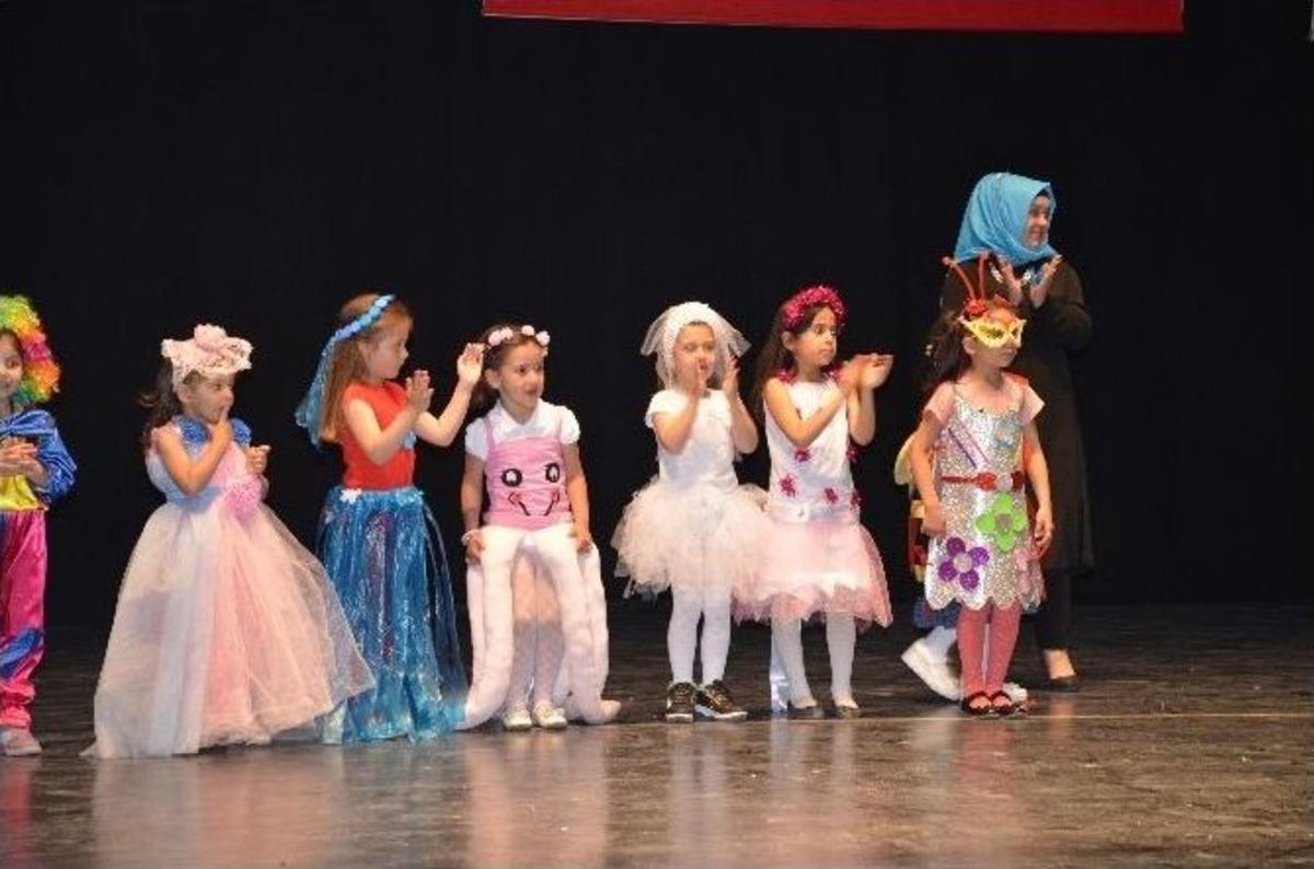 Minik &Ouml;ğrencilerinin Defilesi Geceye Damgasını Vurdu