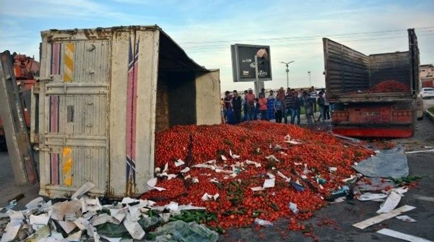 Domates Y&uuml;kl&uuml; Tır Devrildi