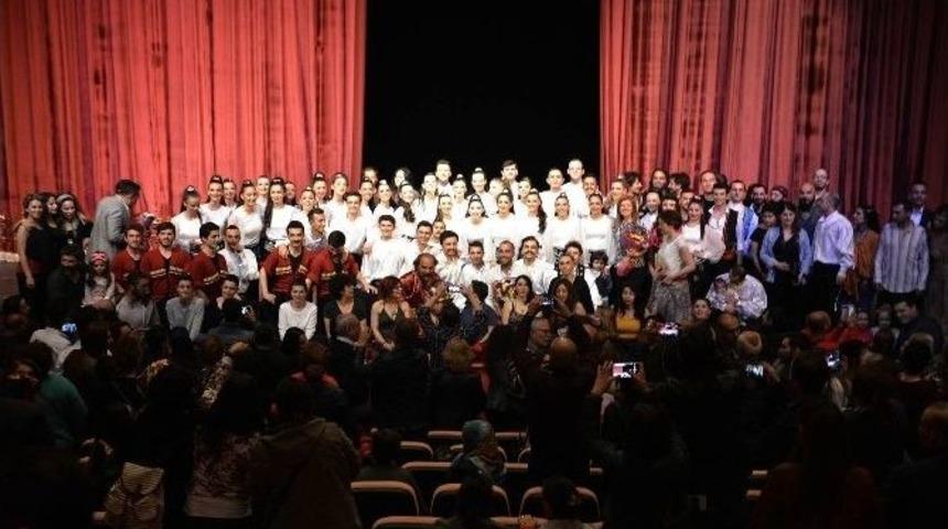 Halk Dansları Topluluğu&rsquo;ndan Muhteşem G&ouml;steri