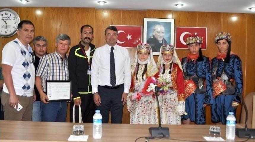 Halk Oyunları Ekiplerinden Başkan Turgut&rsquo;a Ziyaret