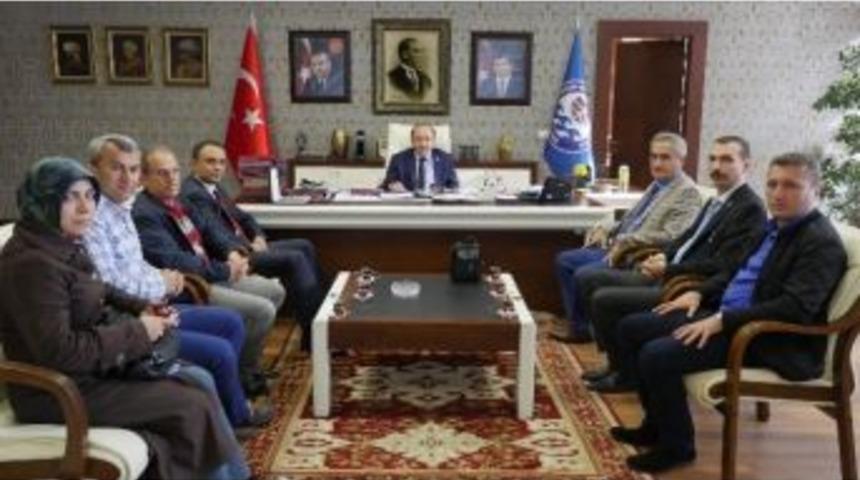 Başkan G&uuml;mr&uuml;k&ccedil;&uuml;oğlu Elektrik M&uuml;hendislerini Kabul Etti