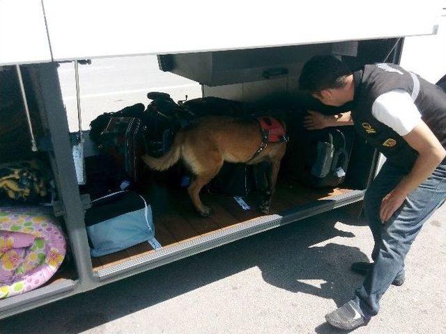 Yolcu Otob&uuml;s&uuml;ndeki Uyuşturucuyu Narkotik K&ouml;peği Buldu 1