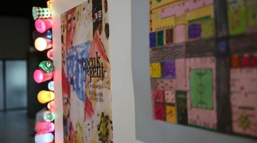 Ag&uuml;&rsquo;n&uuml;n &Uuml;niversiteli Minikleri Resimlerini Sergiledi