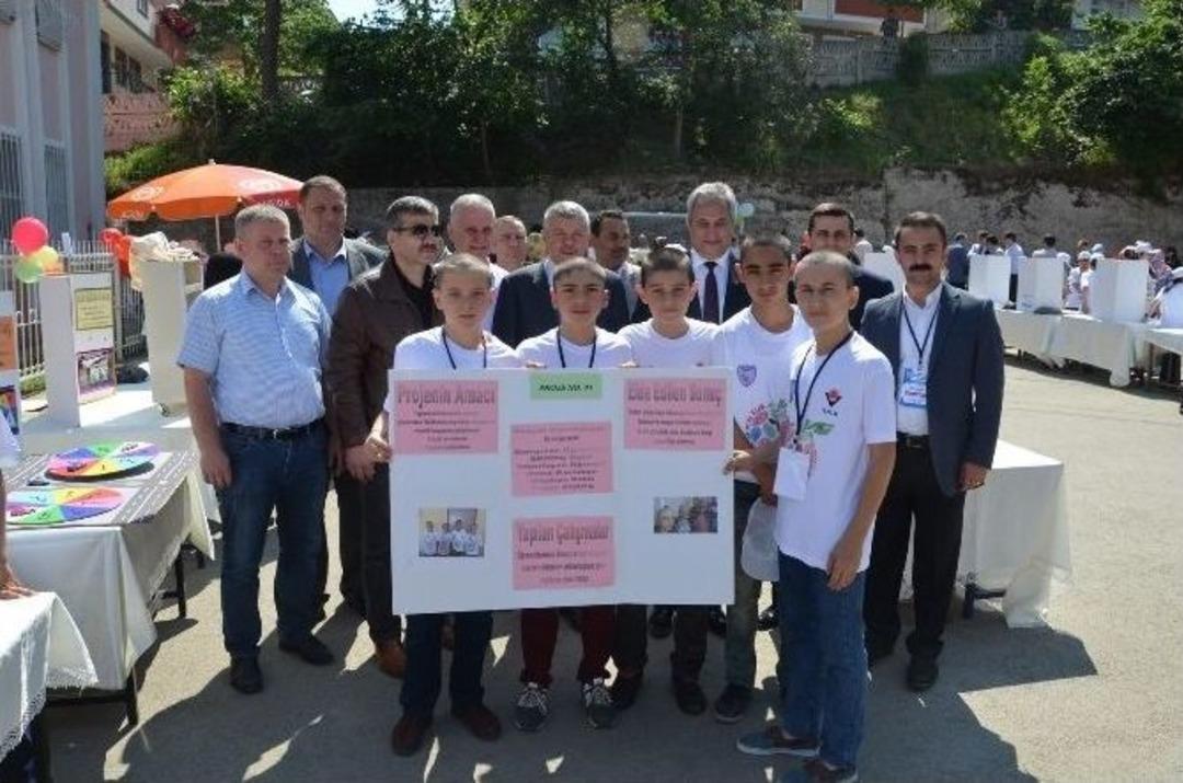 Kanser Olan Arkadaşları İ&ccedil;in Sa&ccedil;larını Kestirdiler