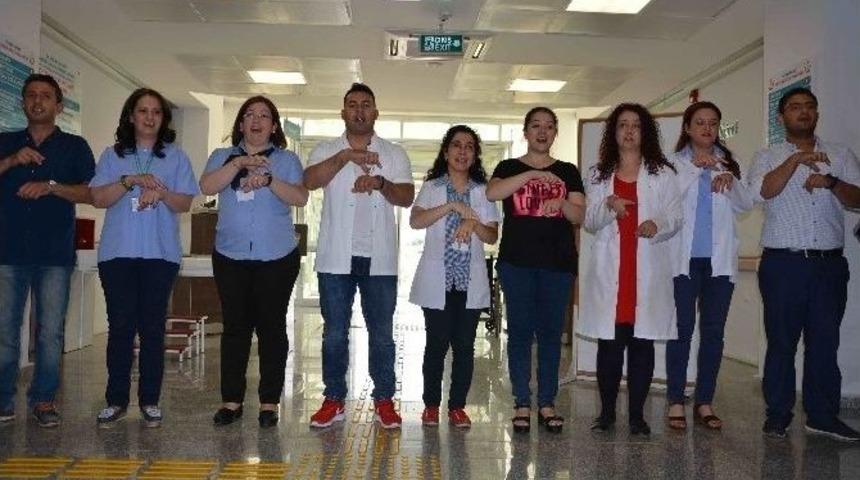 İşitme Engelliler İ&ccedil;in &ldquo;işaret Dili&rdquo; &Ouml;ğrendiler