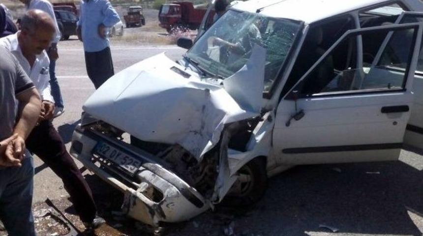 Kamyonla Otomobil &Ccedil;arpıştı: 3 Yaralı