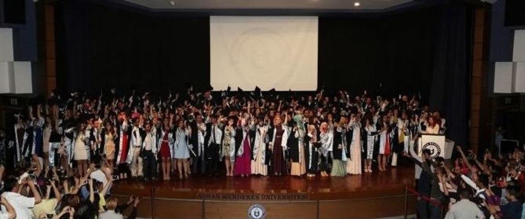 Ad&uuml; Eğitim Fak&uuml;ltesi&rsquo;nde Mezuniyet Sevinci