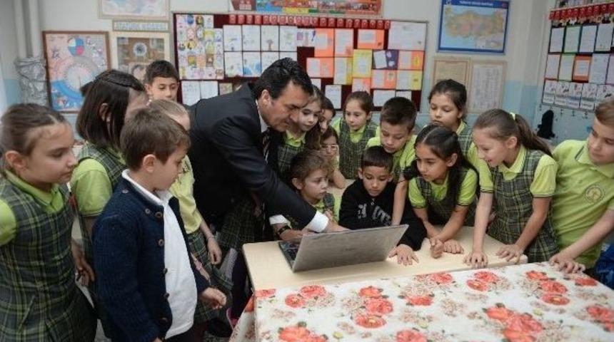 D&uuml;ndar&rsquo;dan Miniklere Bilgisayar S&uuml;rprizi