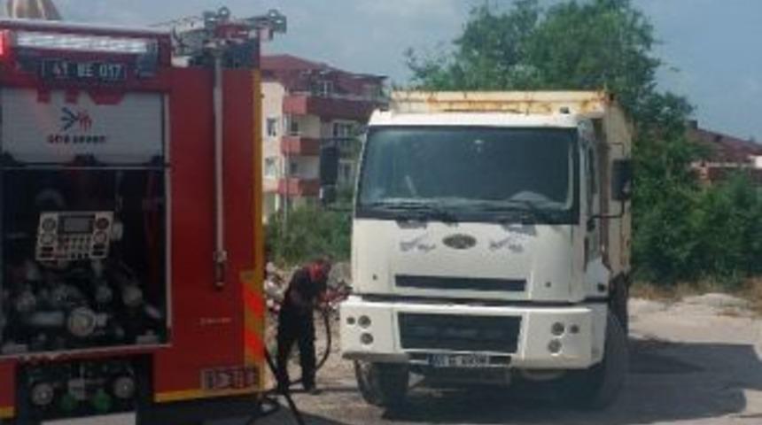 Kamyonda &Ccedil;ıkan Yangını Kumla S&ouml;nd&uuml;rd&uuml;