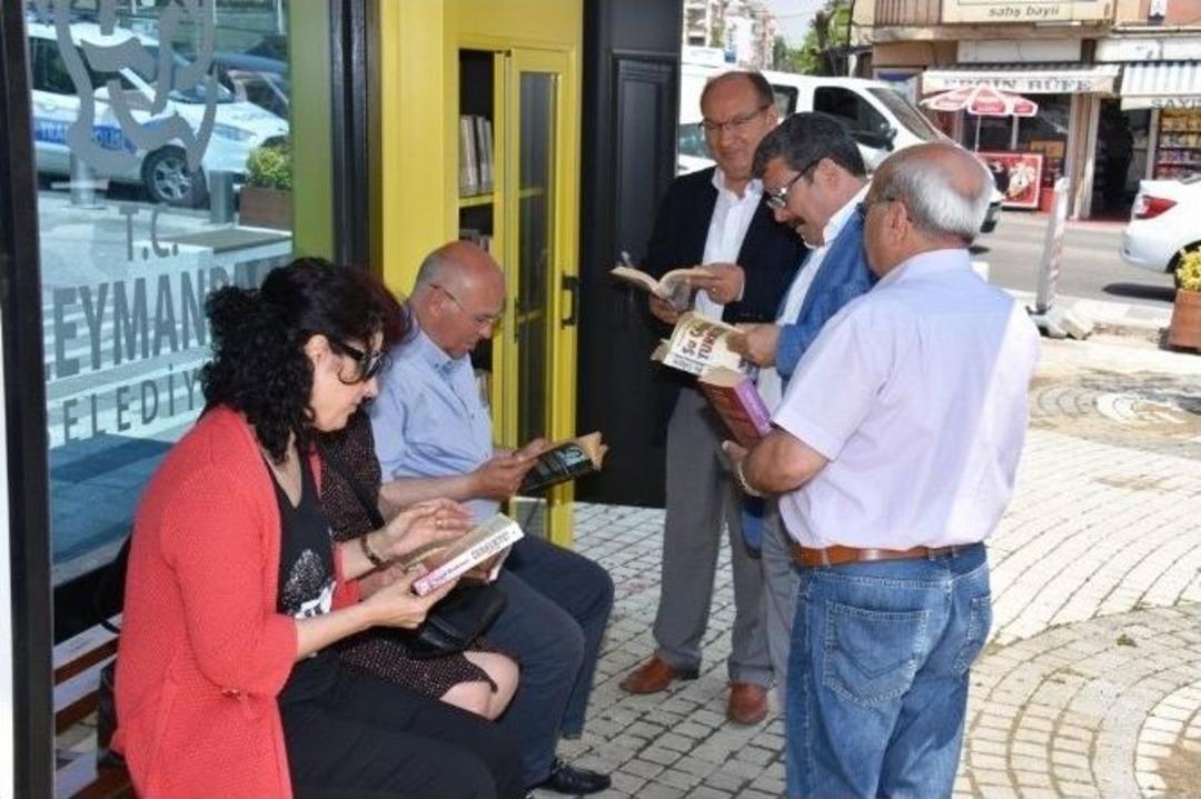 Otob&uuml;s Durağında K&uuml;t&uuml;phane Hizmeti