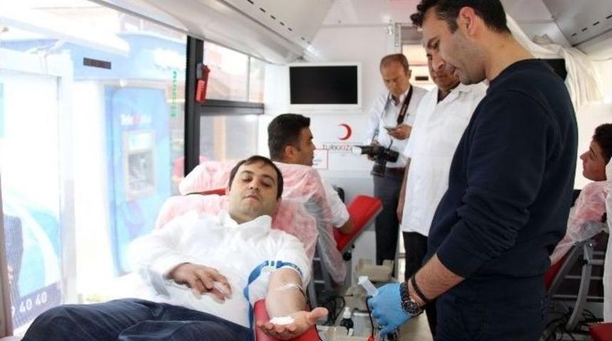 Chp&rsquo;ye Tepki, Cumhurbaşkanına Destek İ&ccedil;in Kan Verdiler