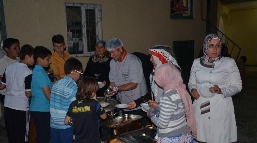 Ak Parti Kadın Kollarından Etli Pilav Dağıttı