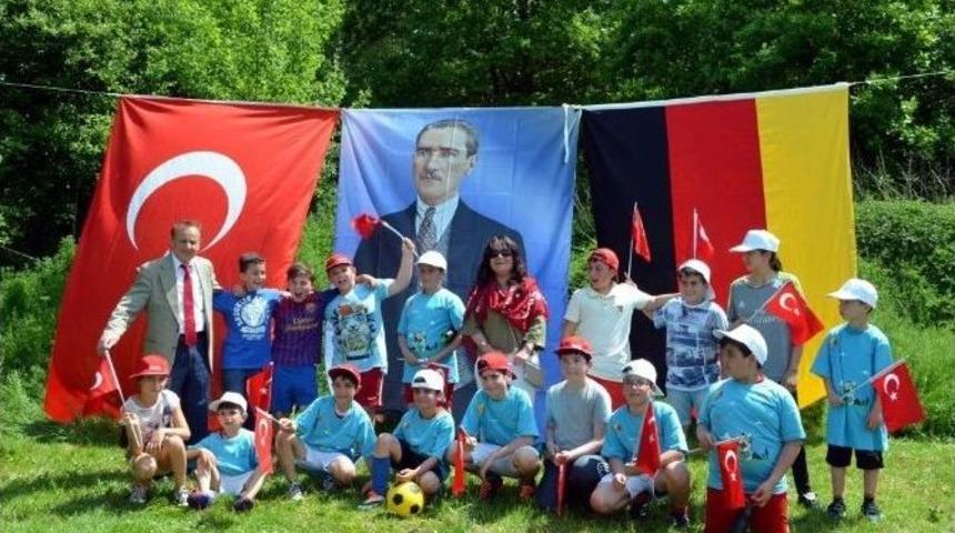 Manisa&rsquo;dan Bremen&rsquo;e 600 Adet T&uuml;rk Bayrağı