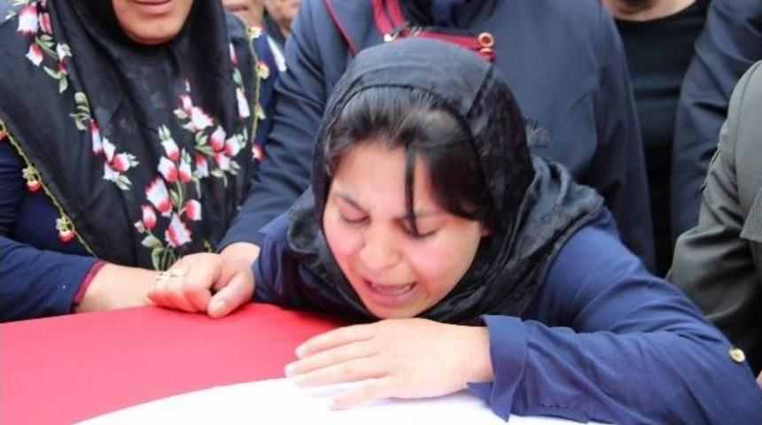 Şehit Eşinin Feryadı Y&uuml;rekleri Burktu