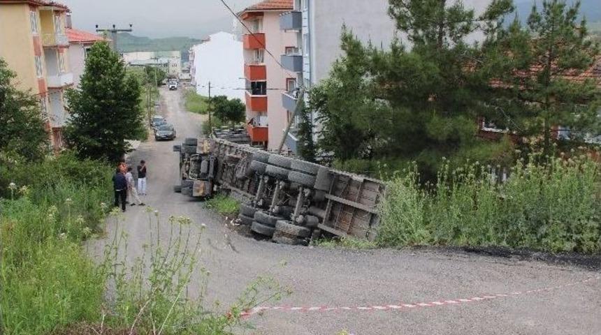 Tuğla Y&uuml;kl&uuml; Tır Devrildi: 2 Yaralı