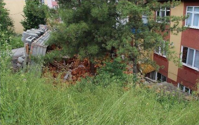 Tuğla Y&uuml;kl&uuml; Tır Devrildi: 2 Yaralı 1