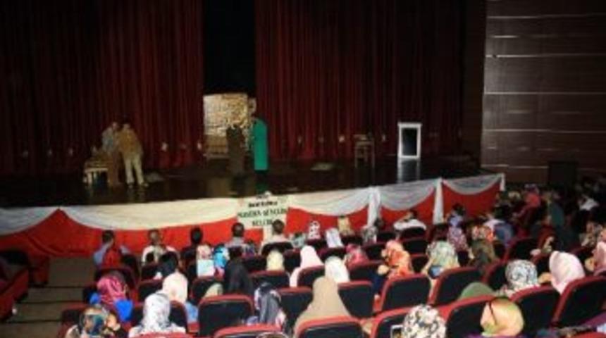 &lsquo;ziyafet Sofrası&rsquo; Adlı Oyun İlgiyle İzlendi