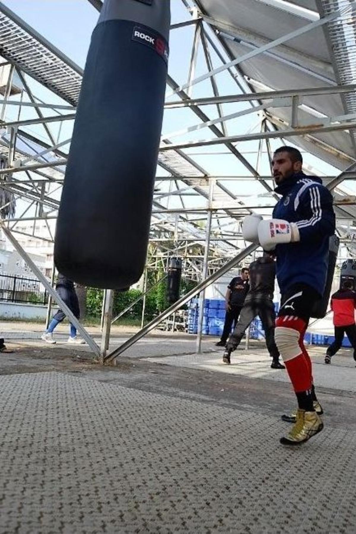 Milli Boks&ouml;r Onur Şipal, Rio&rsquo;ya Altın Madalya İ&ccedil;in Gidiyor