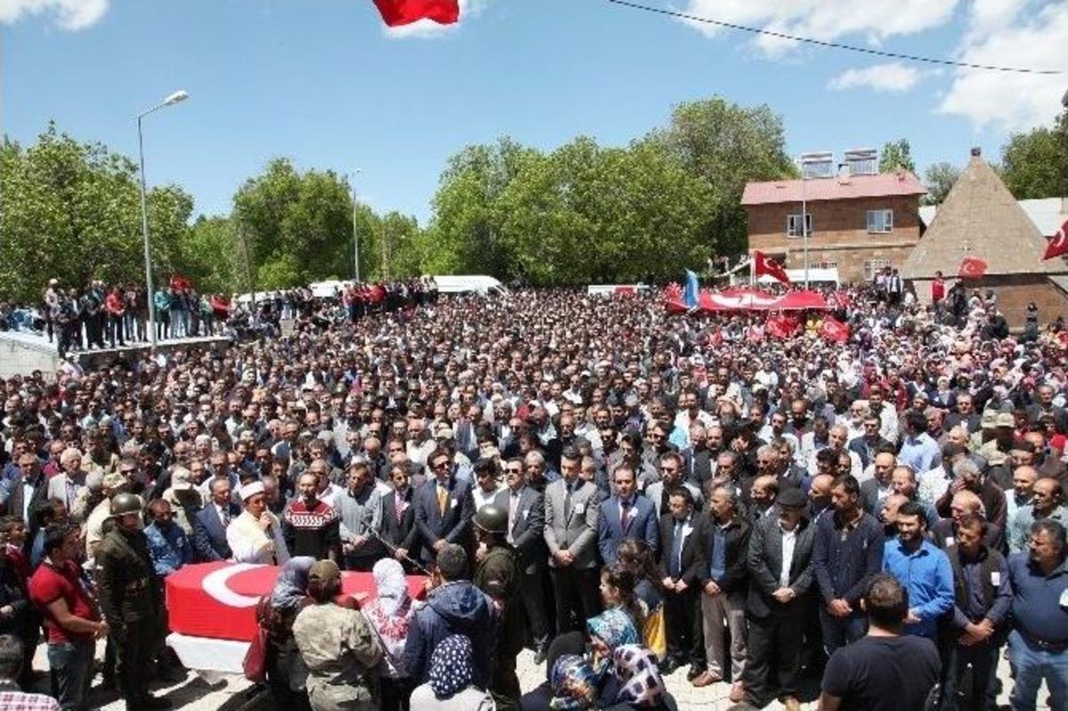 Ahlat Şehidini Uğurladı