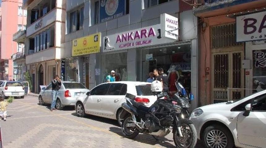 Eğitim-sen Ofisi &Ouml;n&uuml;nde Unutulan Ş&uuml;pheli Valiz Korkuttu