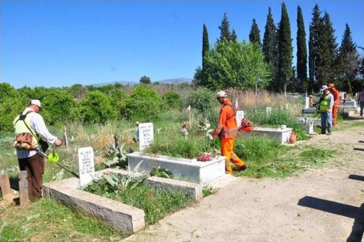 Nazilli&rsquo;de Mezarlıklar Bakıma Alındı
